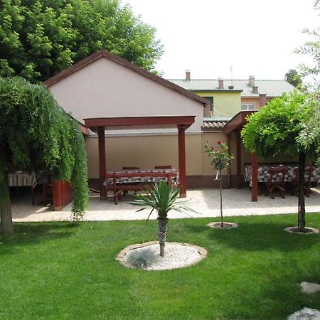 Szegfu Apartman Villa Hajdúszoboszló Exteriör bild