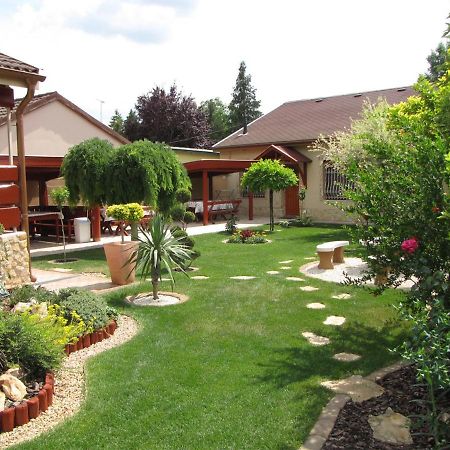 Szegfu Apartman Villa Hajdúszoboszló Exteriör bild