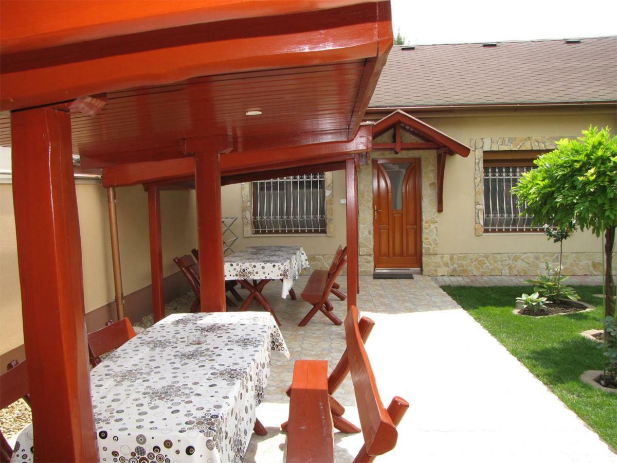 Szegfu Apartman Villa Hajdúszoboszló Exteriör bild