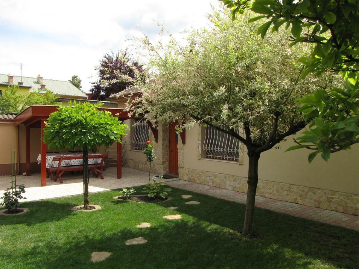 Szegfu Apartman Villa Hajdúszoboszló Exteriör bild