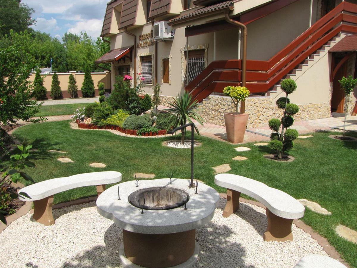 Szegfu Apartman Villa Hajdúszoboszló Exteriör bild