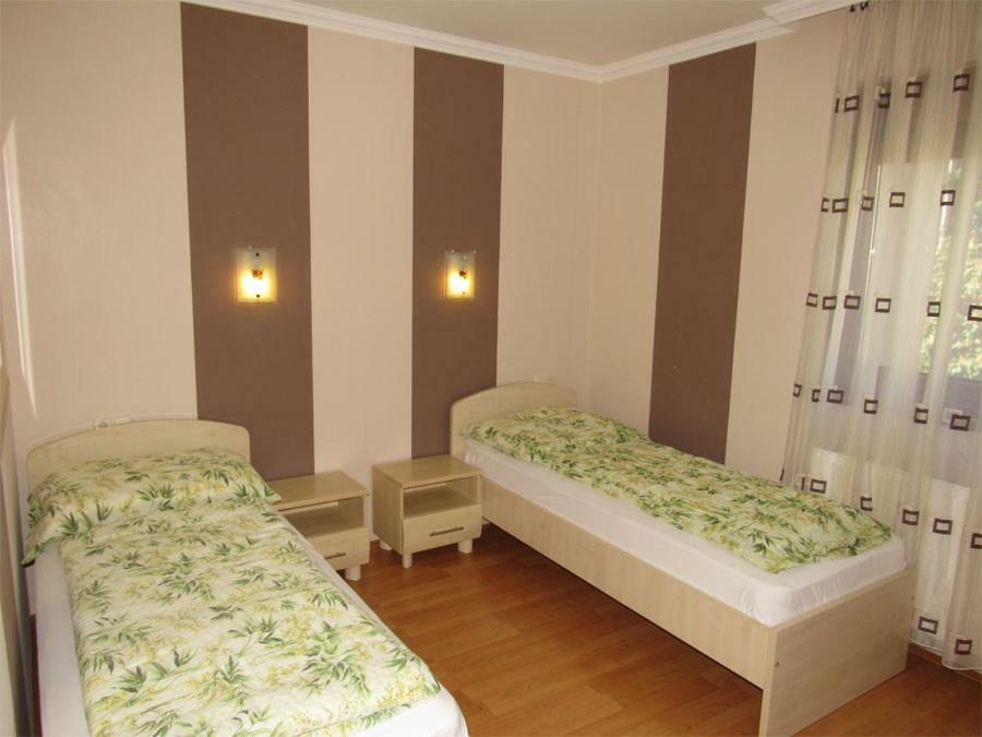 Szegfu Apartman Villa Hajdúszoboszló Exteriör bild